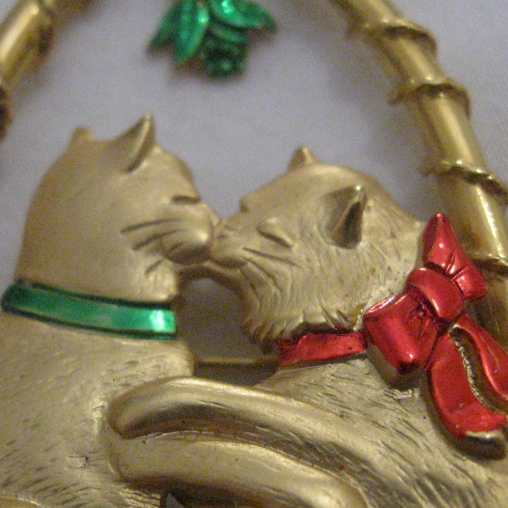 Vintage Matte Gold Cats Kissing Under The Mistletoe Brooch